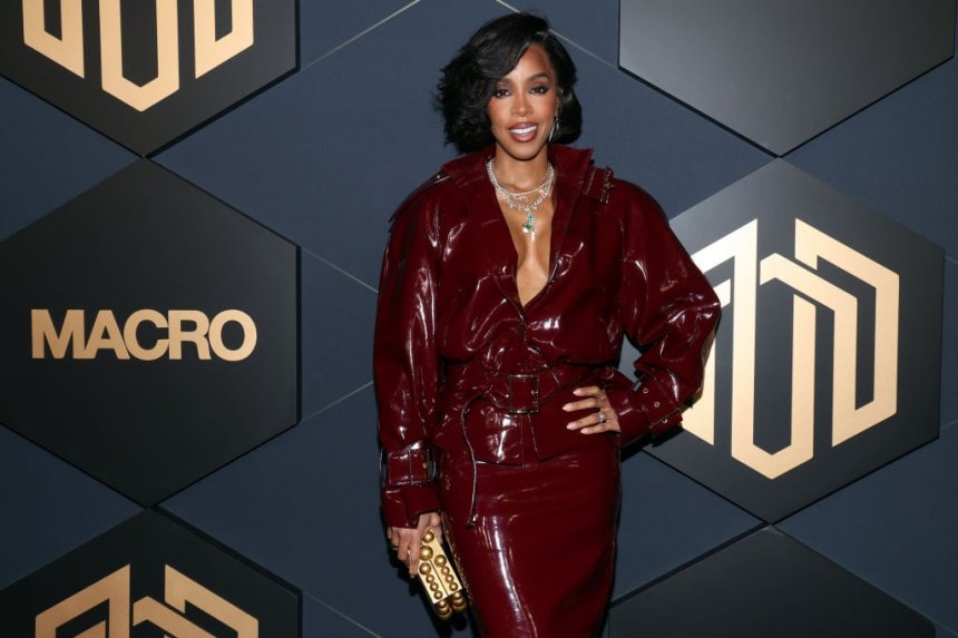 Kelly Rowland dedicates song to her father, who went to see her perform for the first time