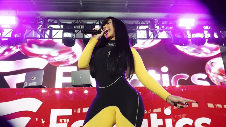 ‘That was the government!’ Cardi B has a laugh after accidentally falling on stage during ‘Little Miss Drama Tour’ stop in Vegas