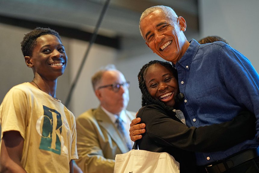 Barack and Michelle Obama gave Chicago students the sweetest first look inside their new library