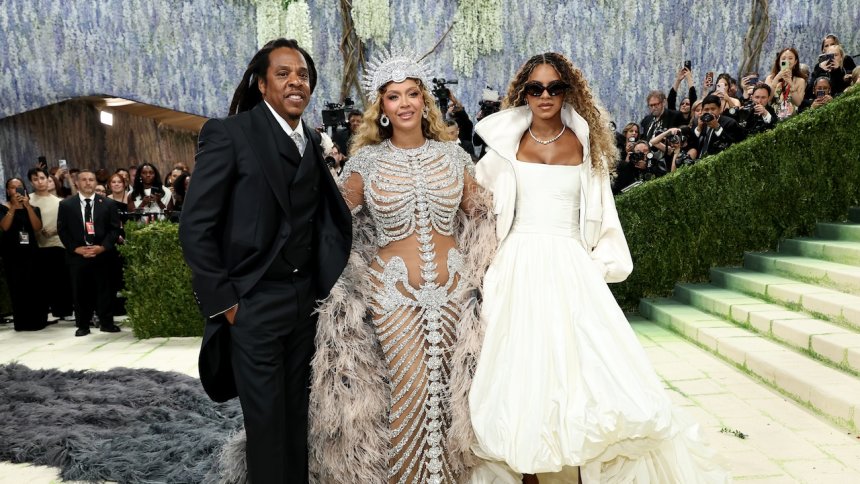 Beyoncé fills in for Mary J. Blige, Blue Ivy plays live piano as big guests join Jay-Z for opening night of Yankee Stadium run