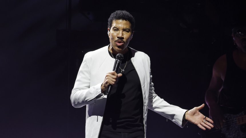 Lionel Richie checks into St. Louis-area ICU for precuationary mesasure following concert